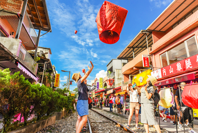 Thông tin của tour: Đài Loan Bay Thẳng Đà Nẵng : Đào Bắc - Đài Trung - Làng Cổ Thập Phần - Tặng Thả Đèn Trời - Khám Phá Phố Cổ Cửu Phần - Nông Trại Thanh Cảnh -  Khách Sạn 4*